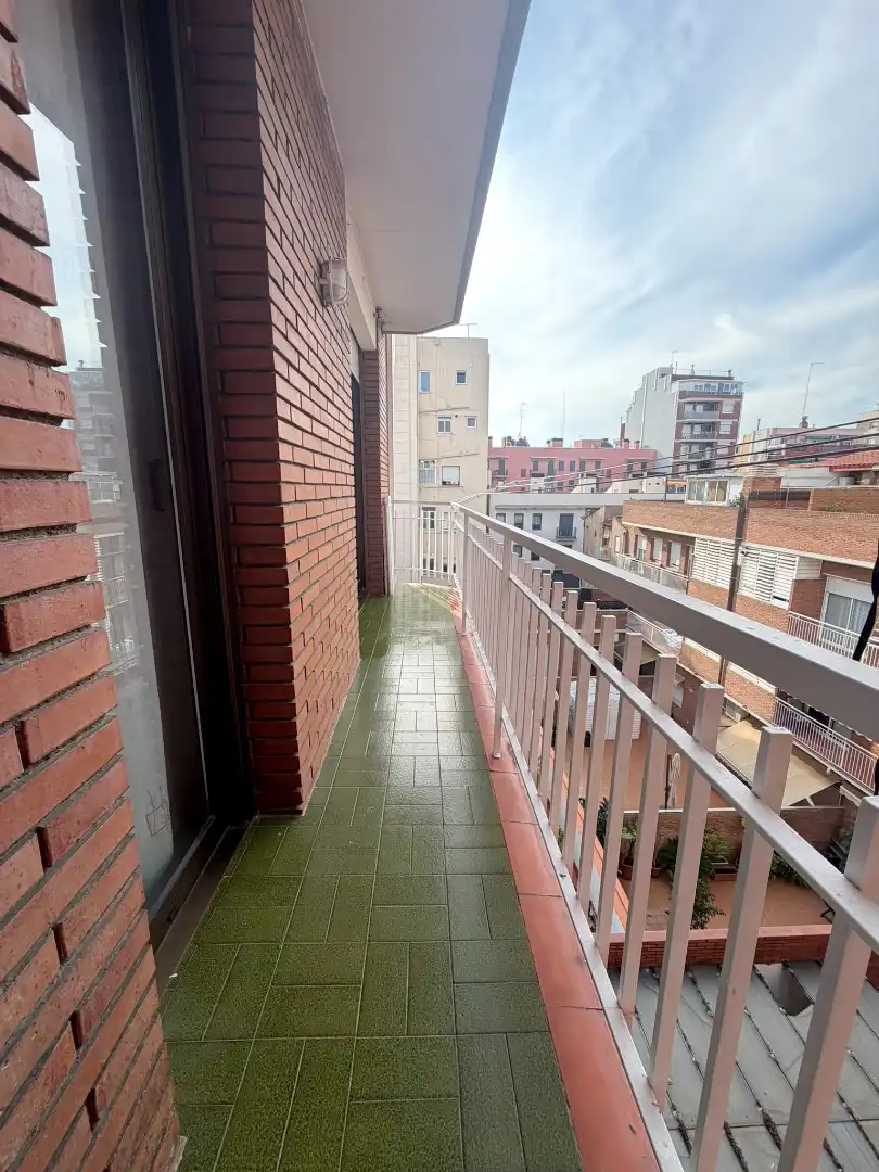 Terraza de Piso en venta en L'Hospitalet de Llobregat con Parquet, Horno y Balcón