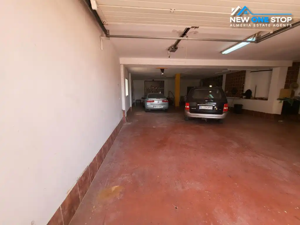 Aparcament de Casa adosada en venda en Cuevas del Almanzora amb Aire condicionat, Calefacció i Jardí privat