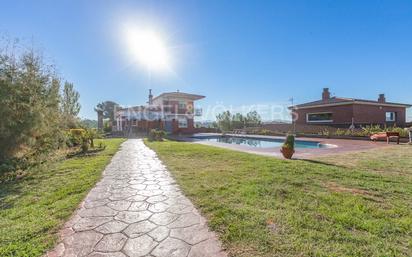 Vista exterior de Casa o xalet en venda en Rubí amb Piscina i Balcó