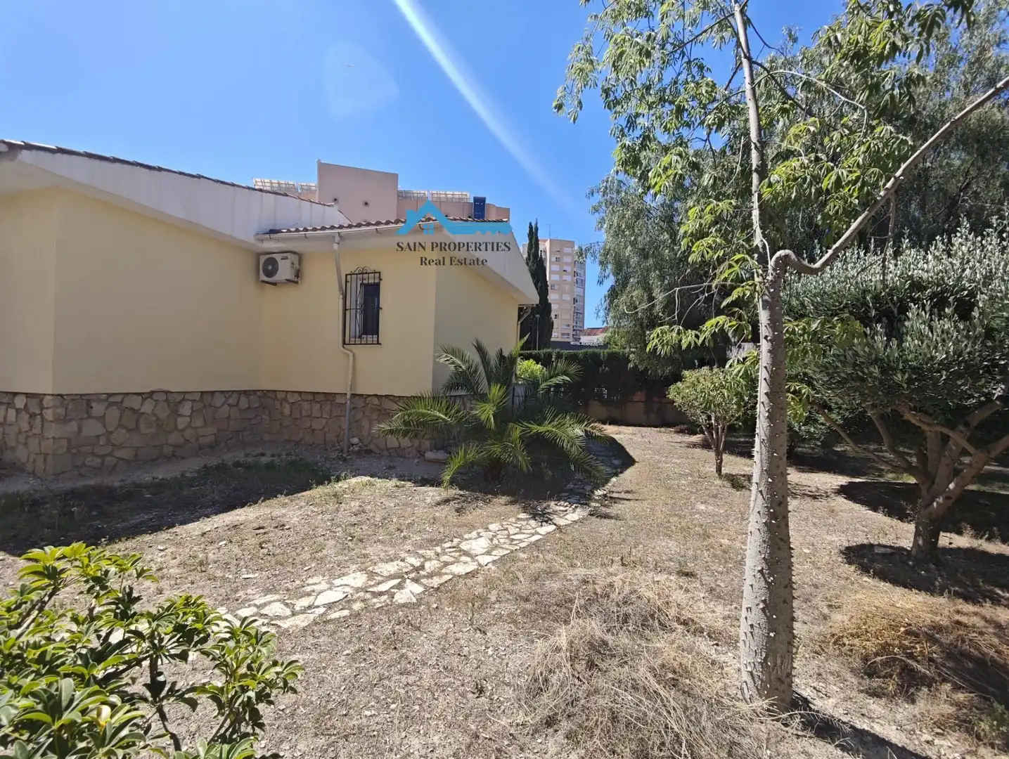 Vista exterior de Casa o xalet en venda en Benidorm amb Aire condicionat, Calefacció i Jardí privat