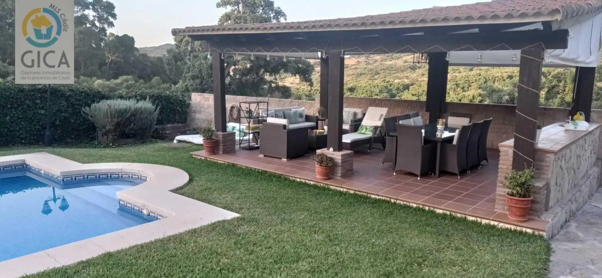 Terrassa de Casa o xalet en venda en Algeciras amb Aire condicionat, Jardí privat i Piscina