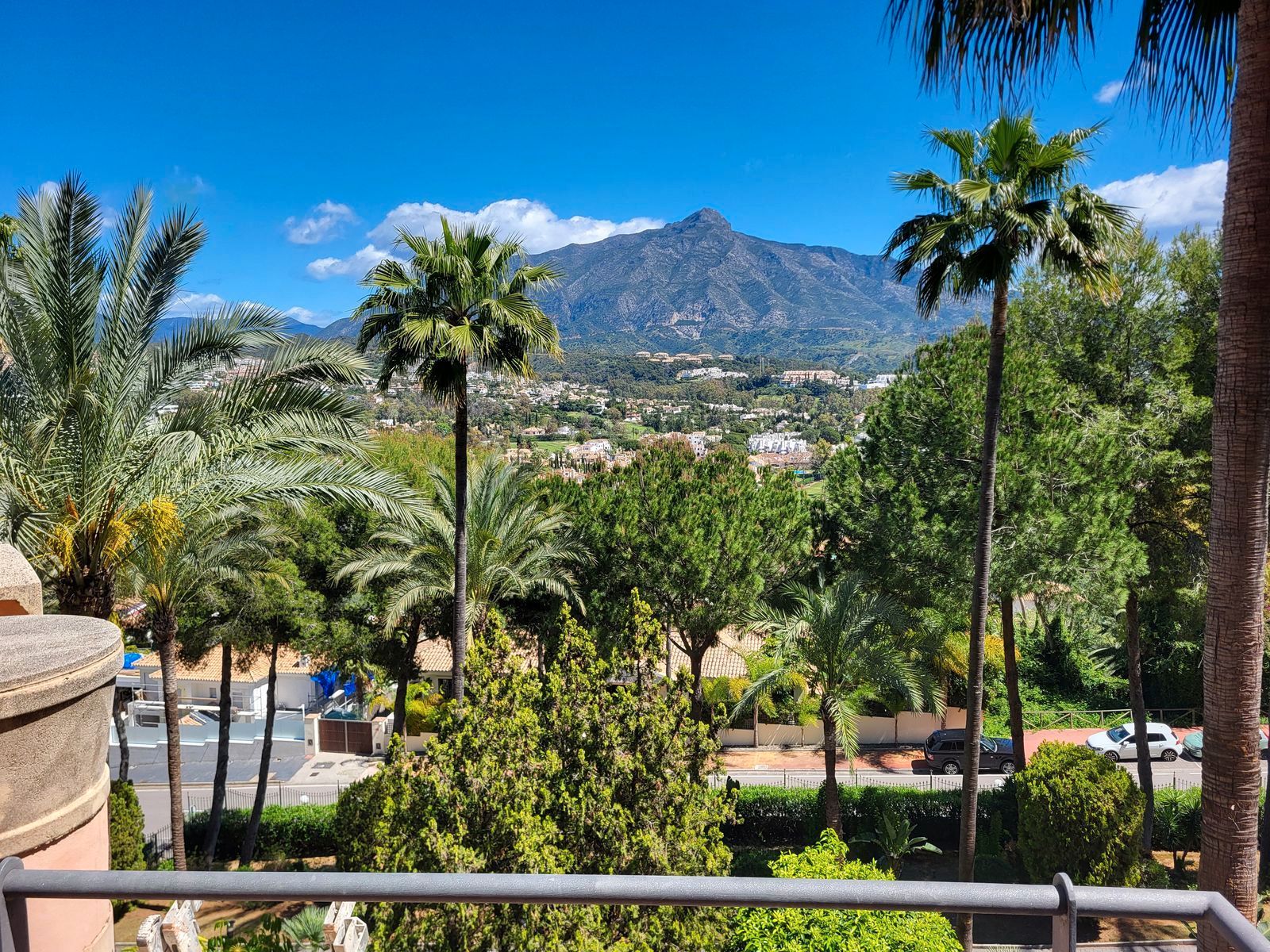Vista exterior de Apartament en venda en Marbella amb Terrassa, Piscina i Moblat