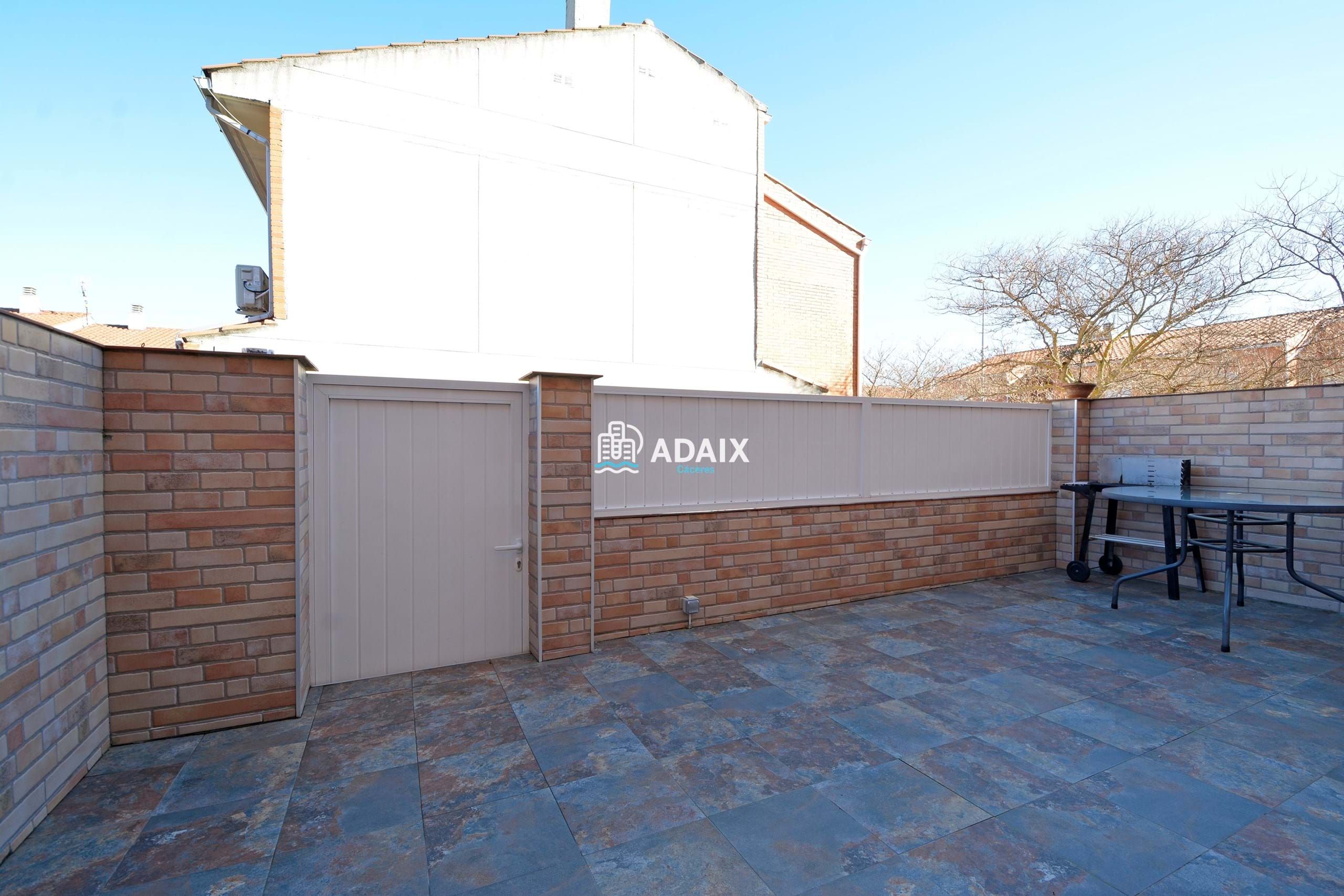 Vista exterior de Casa o xalet en venda en Cáceres Capital amb Aire condicionat, Calefacció i Traster