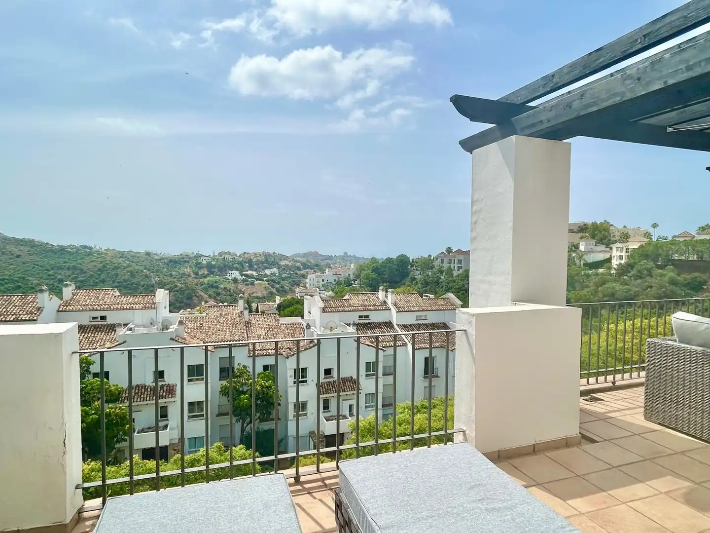 Terrasse von Wohnungen zum Verkauf in Benahavís mit Klimaanlage, Terrasse und Abstellraum