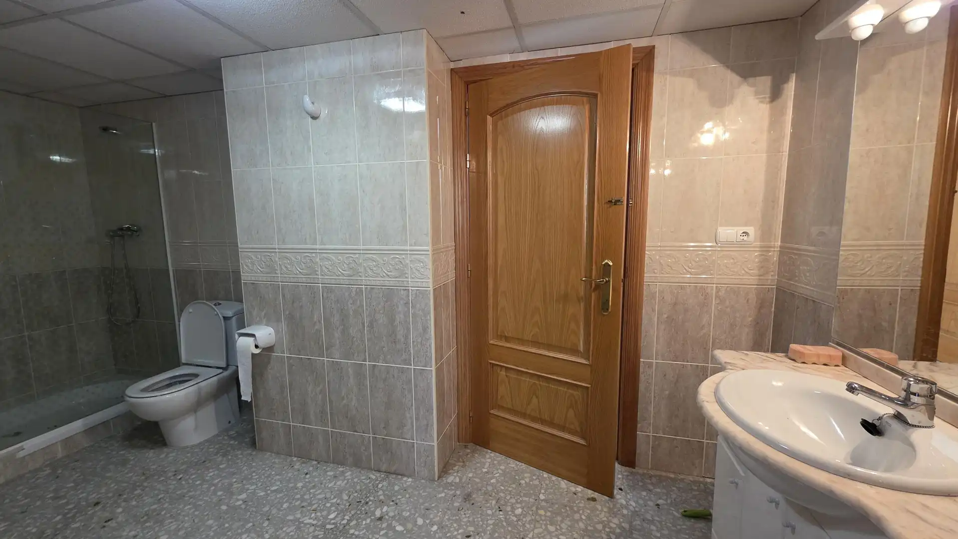 Baño de Piso en venta en Oliva con Terraza