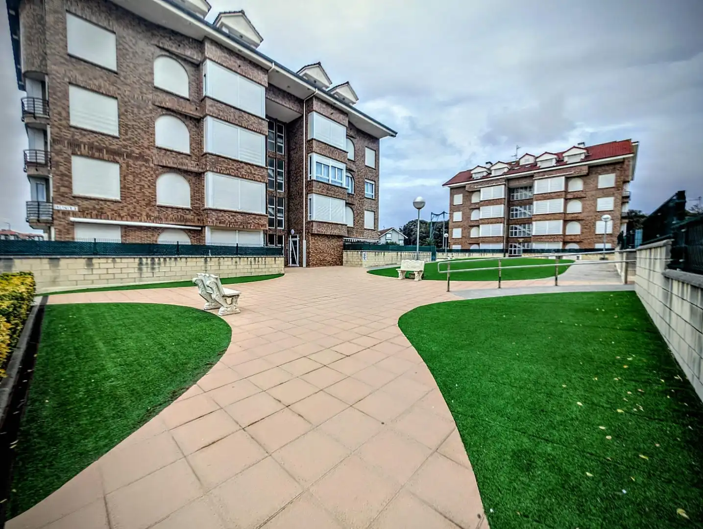 Vista exterior de Àtic en venda en Noja amb Calefacció, Terrassa i Balcó