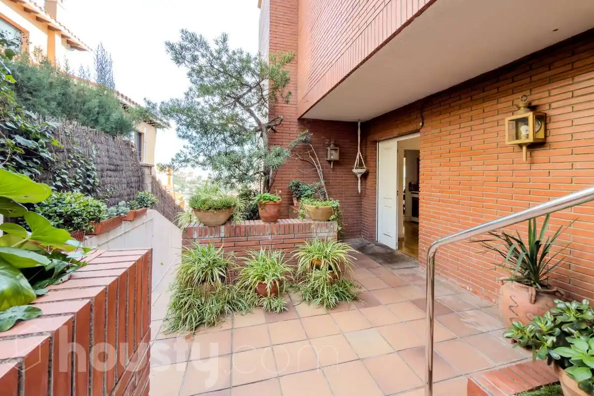 Terrassa de Casa o xalet en venda en Barcelona amb Aire condicionat, Calefacció i Jardí privat