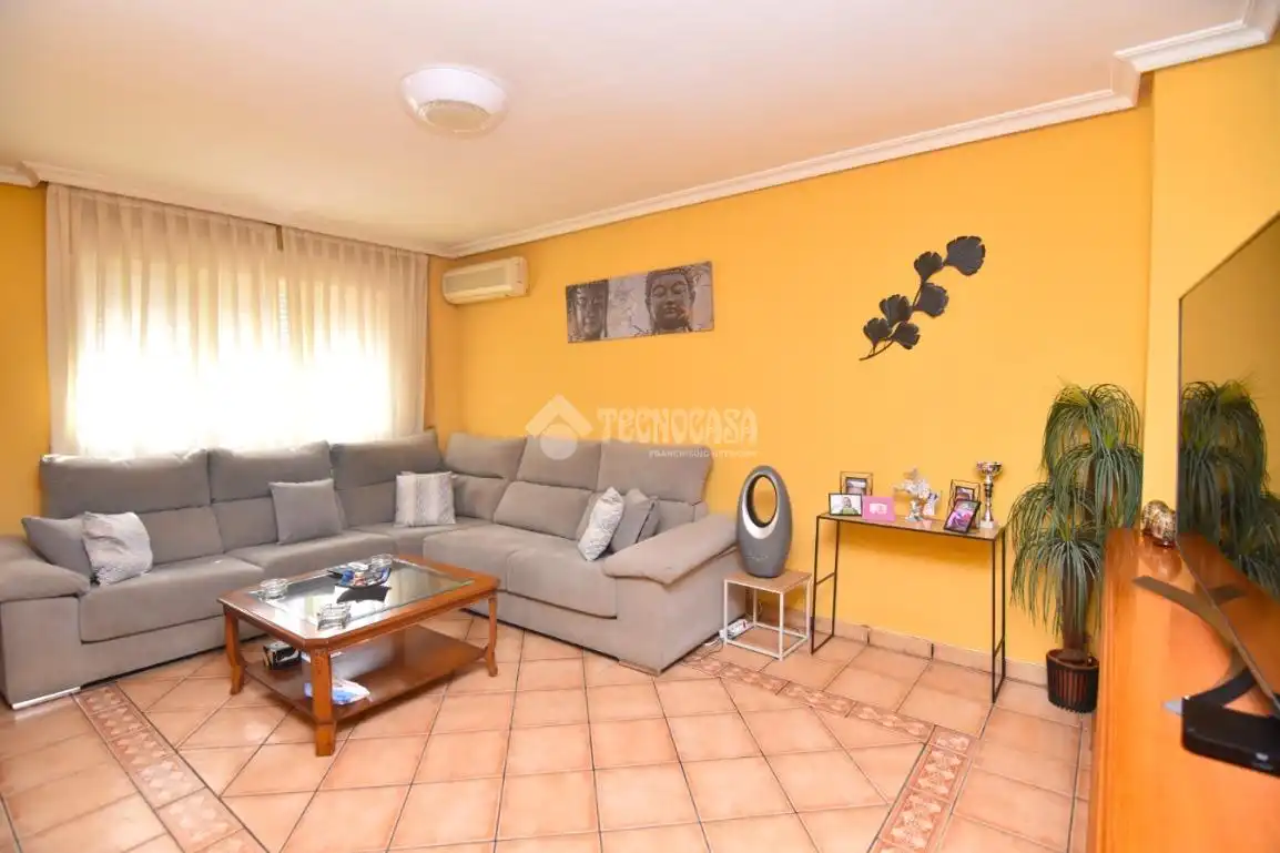 Sala de estar de Casa adosada en venta en Villaviciosa de Odón con Aire acondicionado, Calefacción y Piscina