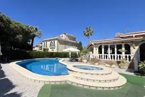Xalet amb piscina en venda a Calle Huracán 2