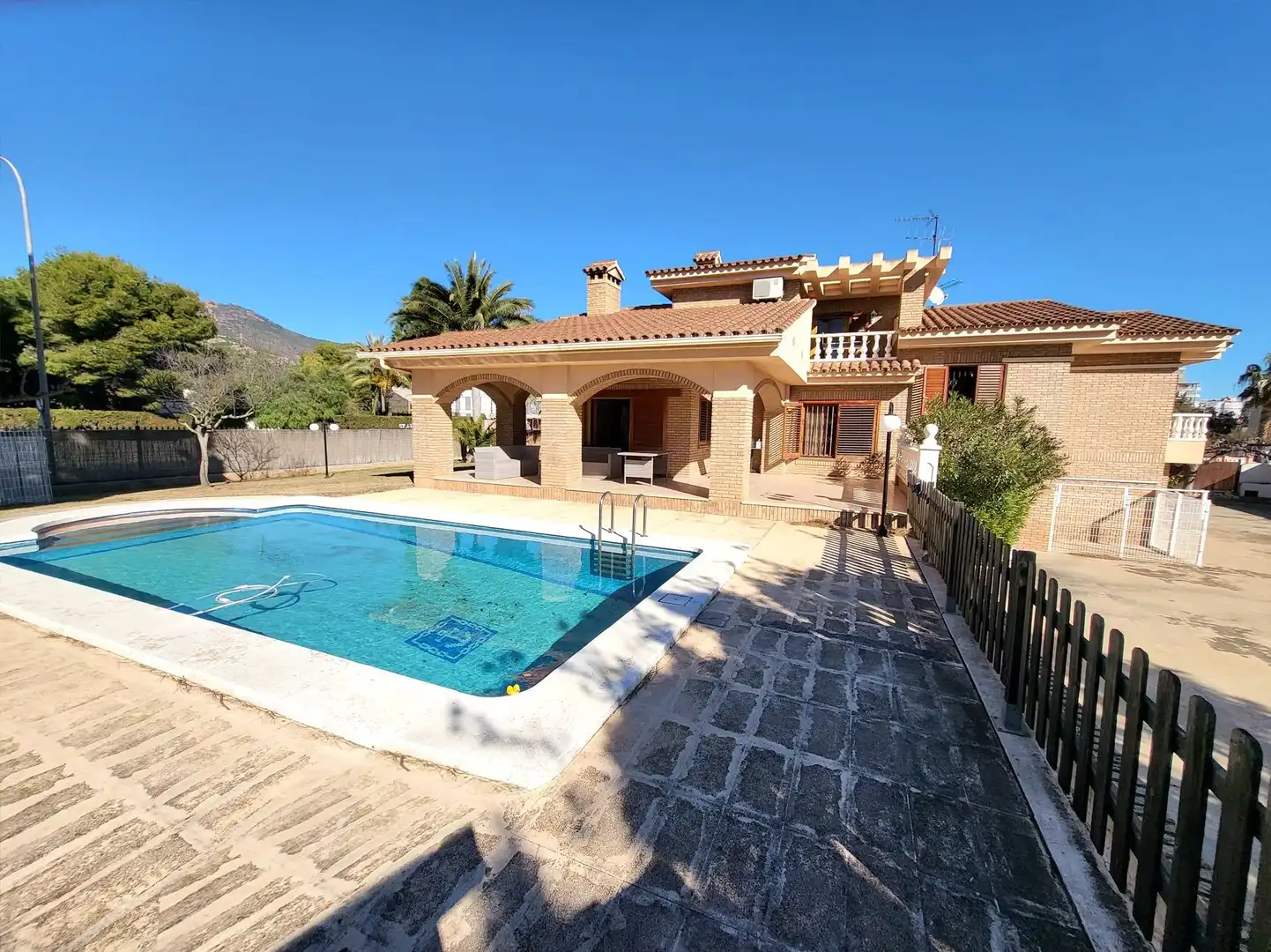 Vista exterior de Casa o chalet de alquiler en Benicasim / Benicàssim con Aire acondicionado, Jardín privado y Trastero