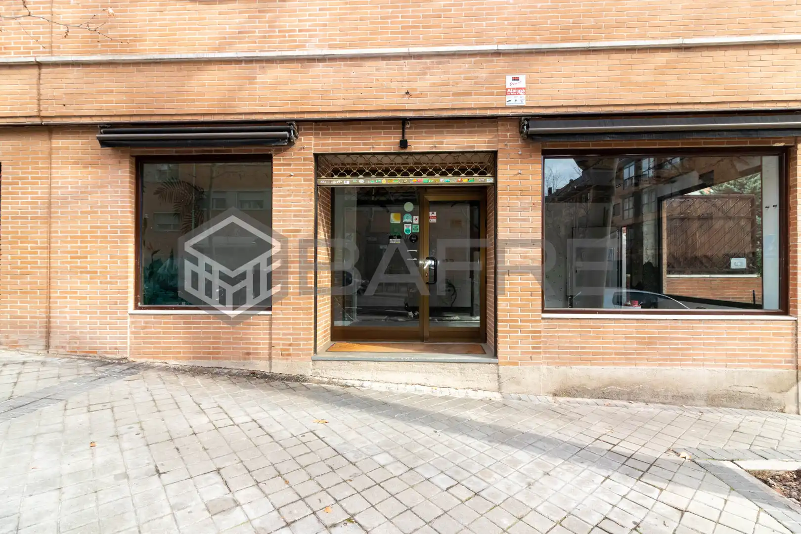 Vista exterior de Local en venda en Madrid
