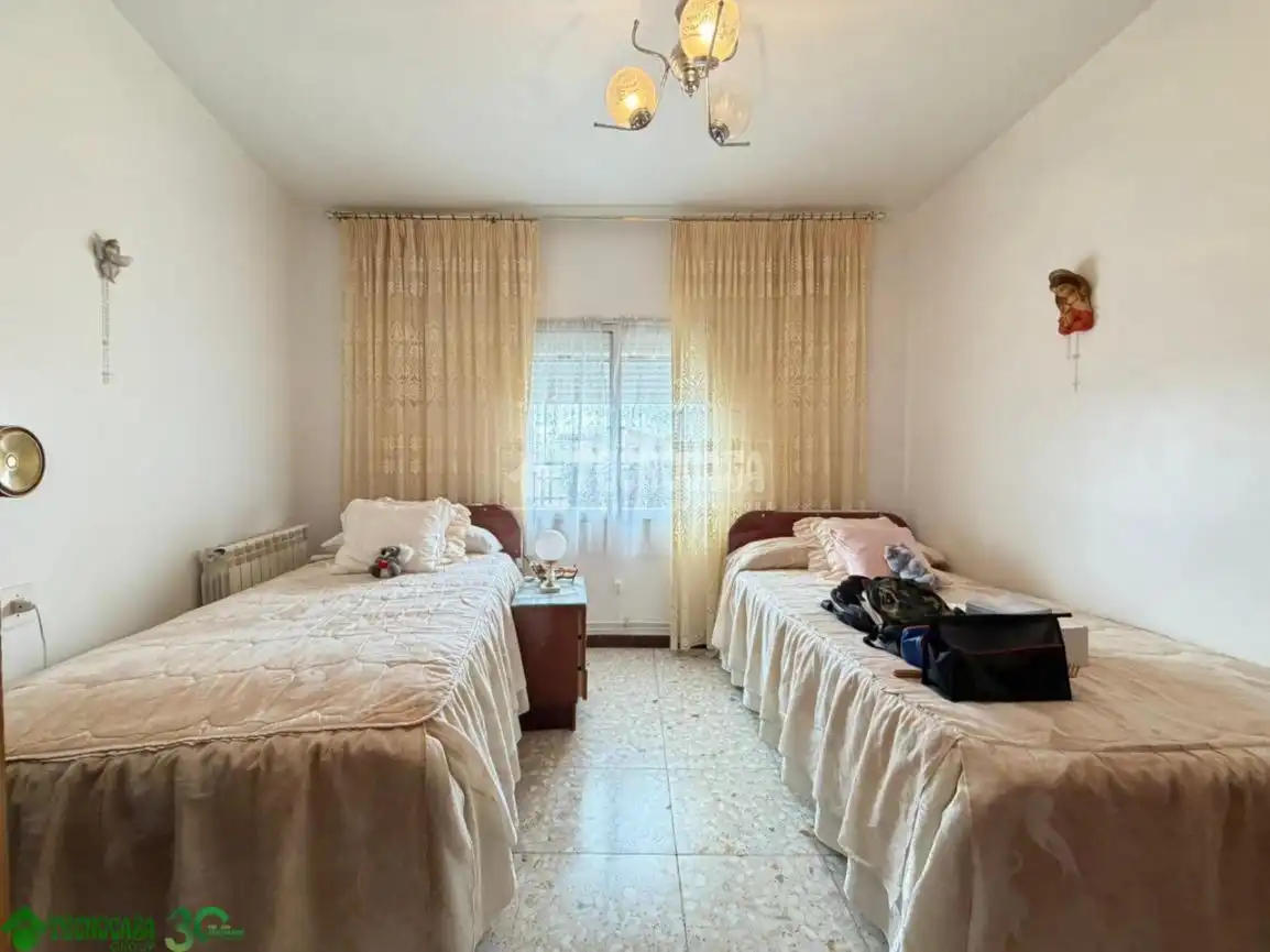 Habitación de Casa adosada en venta en Santa Cruz de la Zarza con Calefacción, Terraza y Amueblado