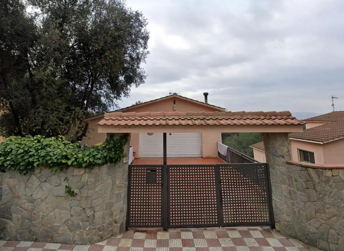 Vista exterior de Casa o chalet en venta en Esparreguera con Piscina