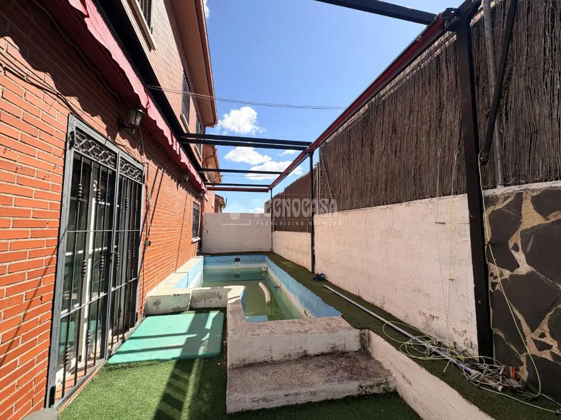Piscina de Casa adosada en venta en Loeches