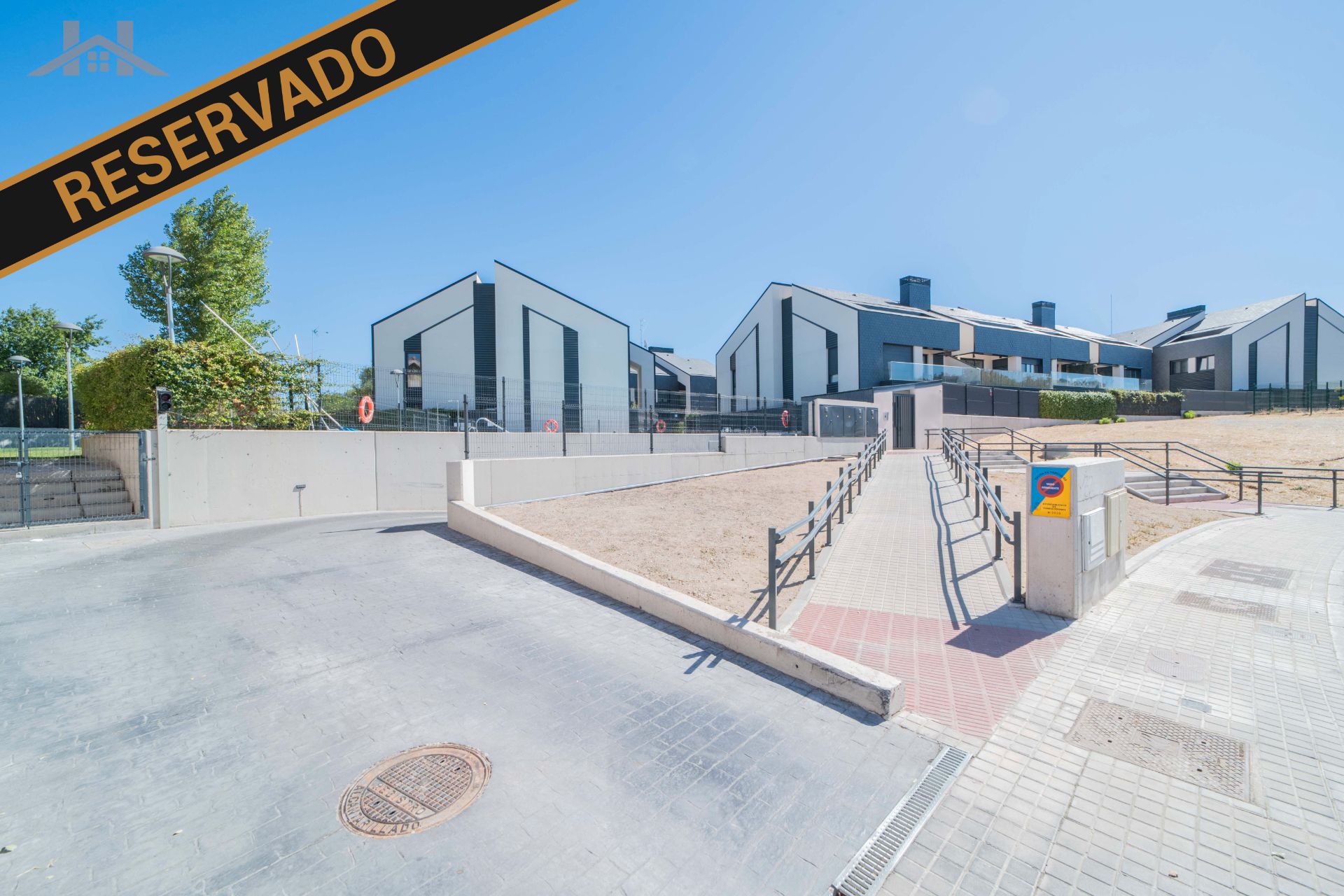 Vista exterior de Planta baixa en venda en Torrelodones amb Aire condicionat, Calefacció i Jardí privat