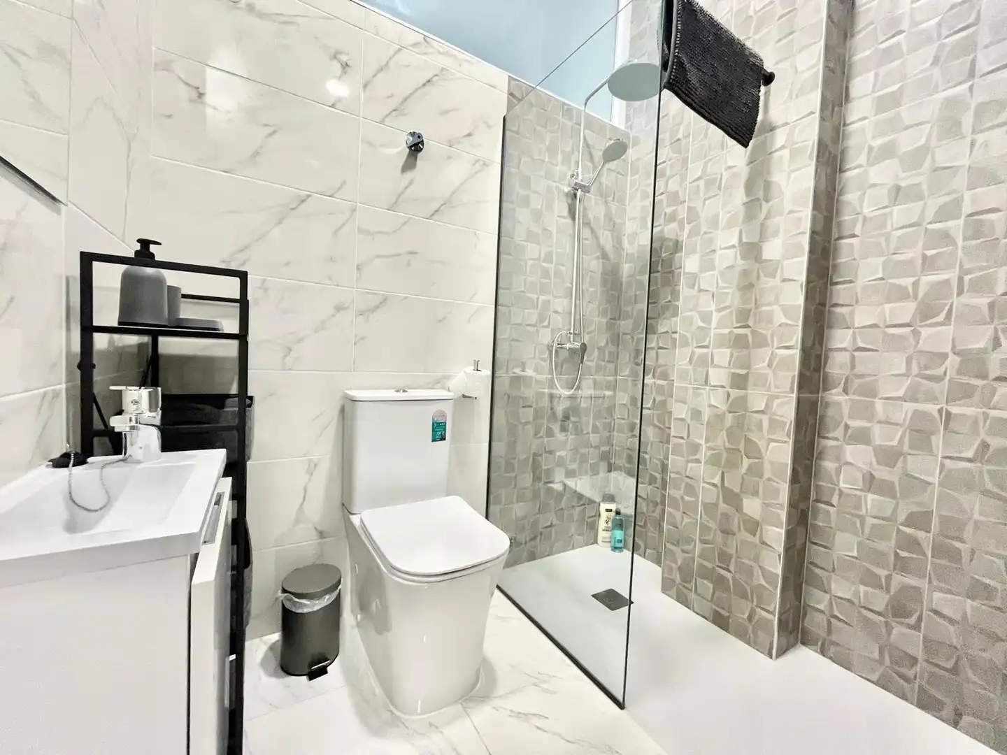 Baño de Planta baja de alquiler en Torrevieja con Aire acondicionado, Calefacción y Terraza