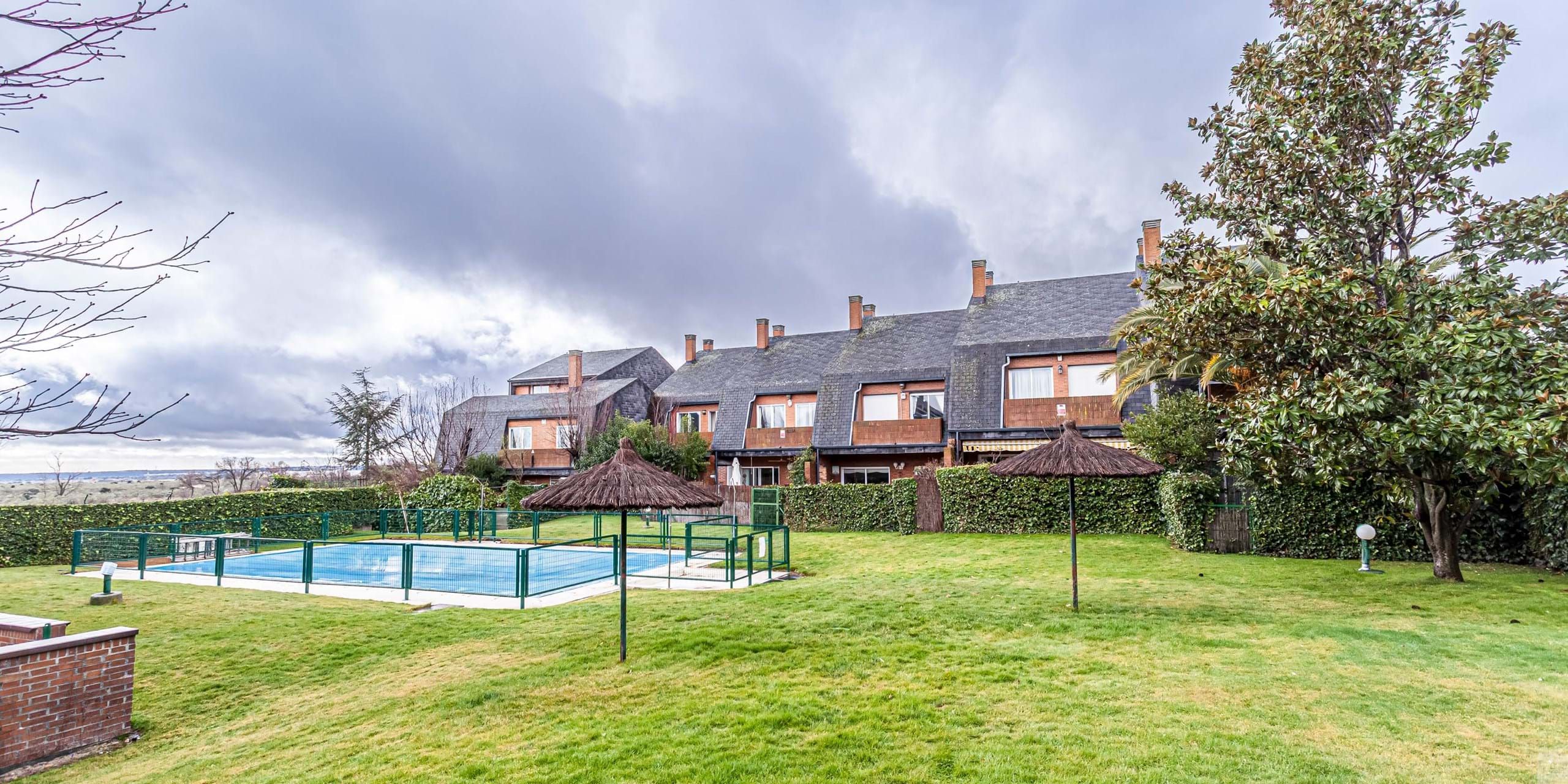Vista exterior de Casa o xalet de lloguer en Las Rozas de Madrid amb Calefacció, Terrassa i Piscina