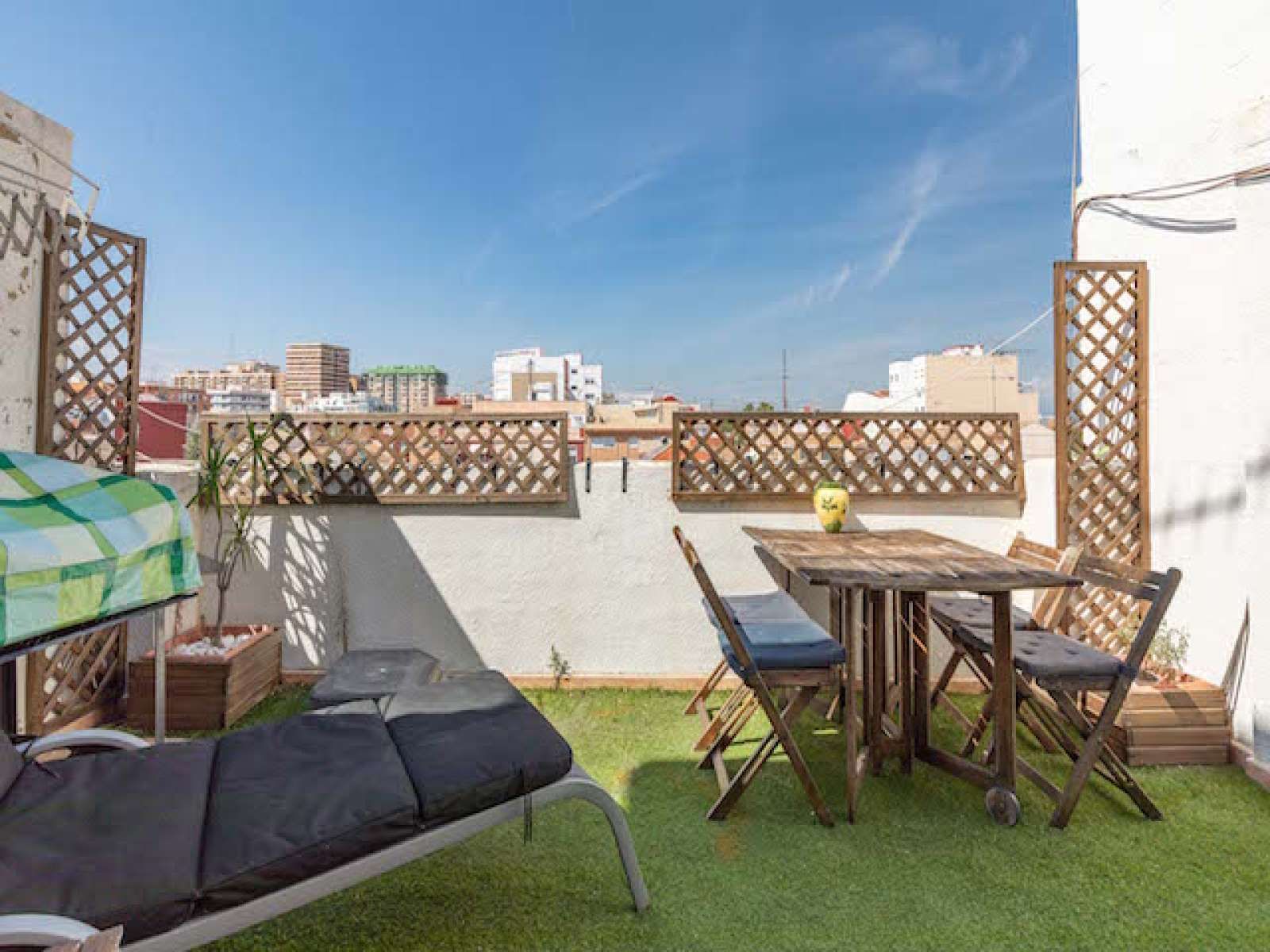 Terrace of Apartment to share in  Valencia Capital  with Air Conditioner and Terrace