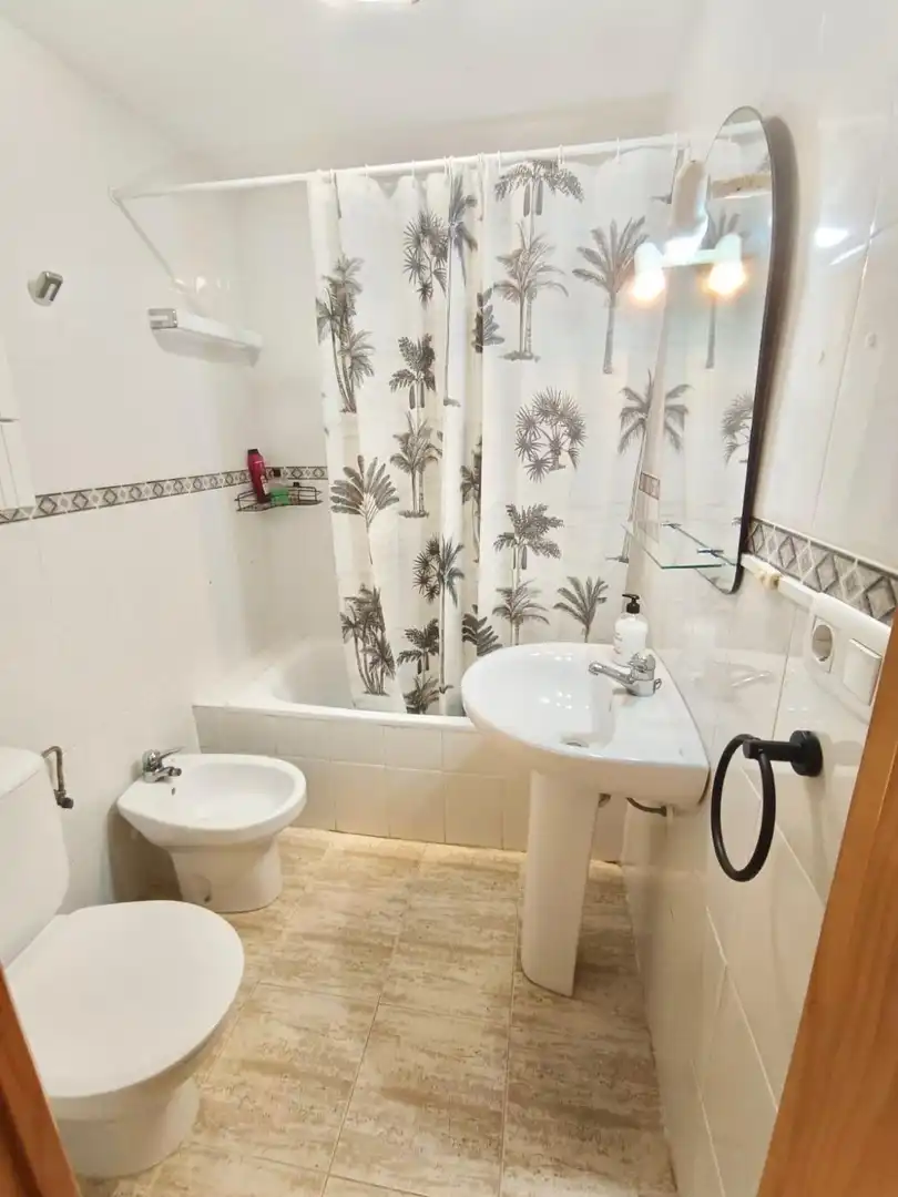 Bany de Pis de lloguer en Torrevieja amb Calefacció, Piscina i Moblat