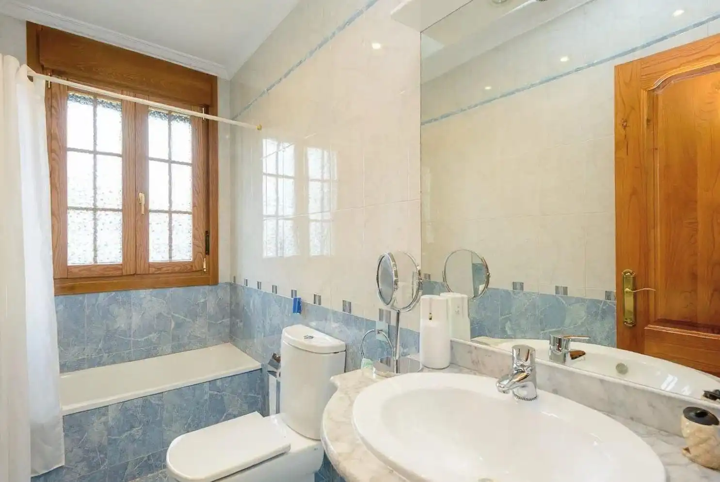 Baño de Casa o chalet en venta en Oviedo  con Calefacción, Jardín privado y Terraza