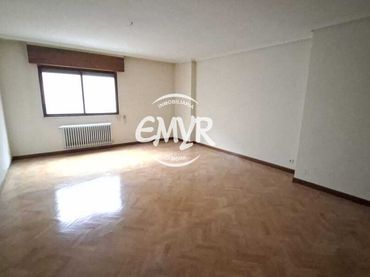 Piso con balcón en venta en Calle Regimiento de Toledo