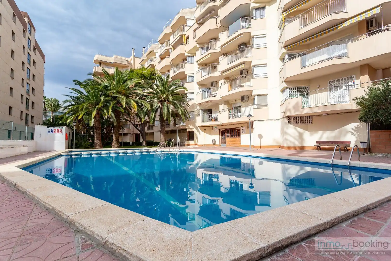Schwimmbecken von Wohnungen zum Verkauf in Salou mit Klimaanlage, Heizung und Terrasse