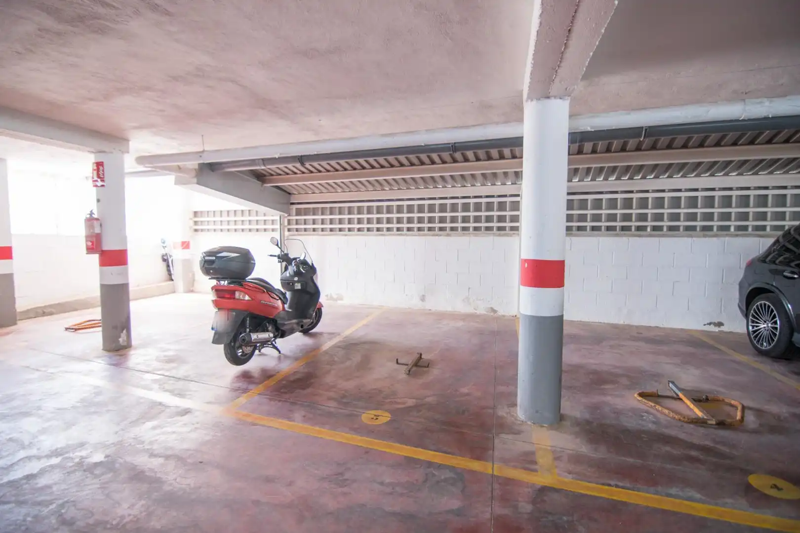 Parkplatz von Wohnungen zum Verkauf in Gandia mit Klimaanlage, Privatgarten und Terrasse