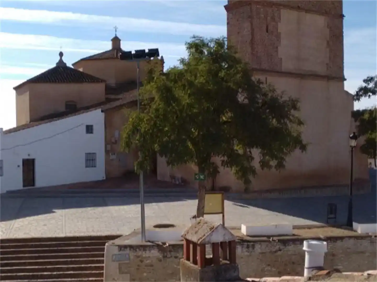 Vista exterior de Casa adosada en venda en Guadalcanal amb Moblat i Balcó