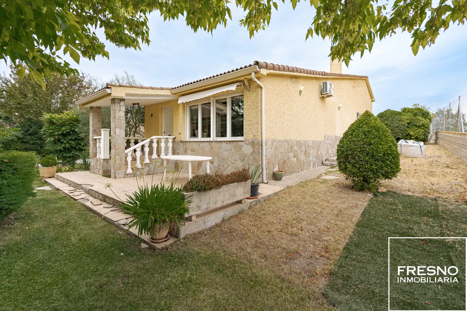 Vista exterior de Casa o xalet en venda en Paracuellos de Jarama amb Aire condicionat, Calefacció i Jardí privat
