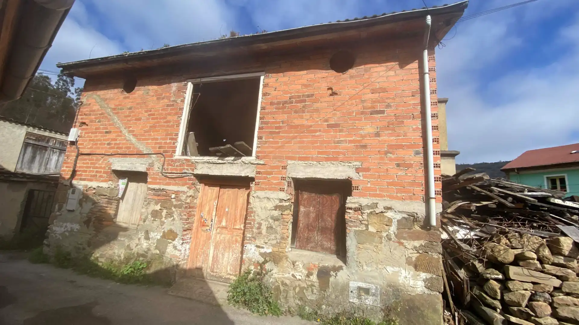 Exterior view of Houses for sale in San Martín del Rey Aurelio