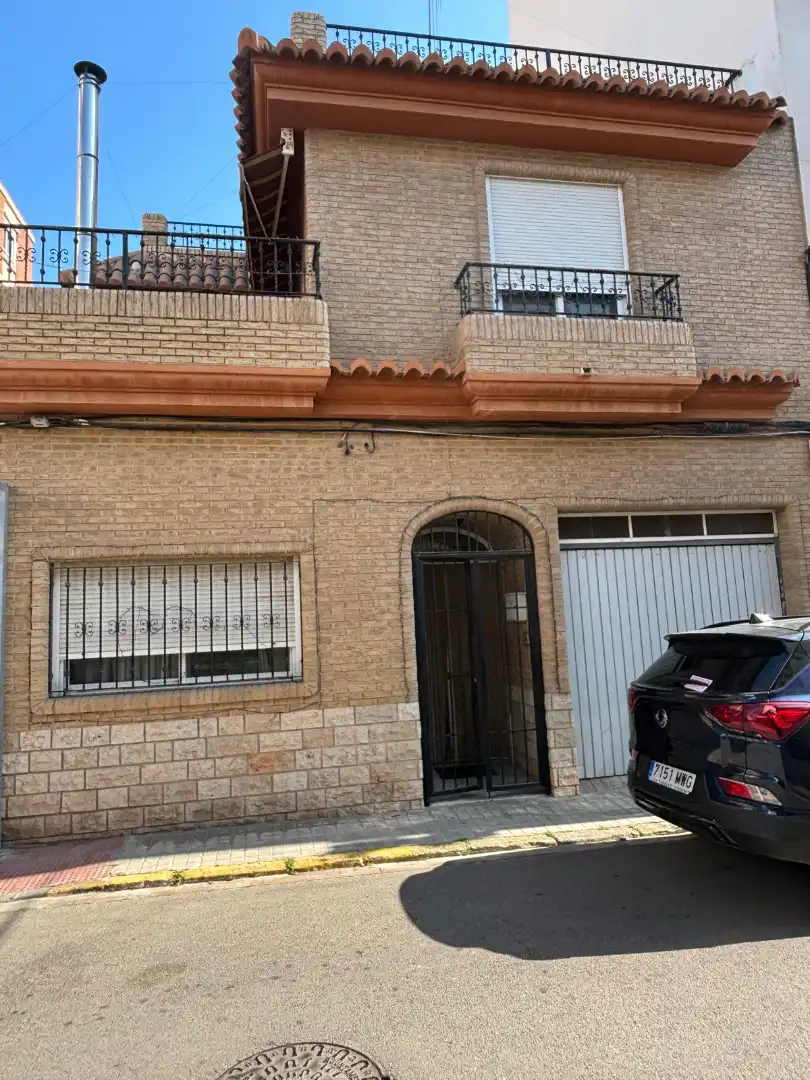Vista exterior de Casa o xalet en venda en Sagunto / Sagunt amb Aire condicionat, Terrassa i Traster