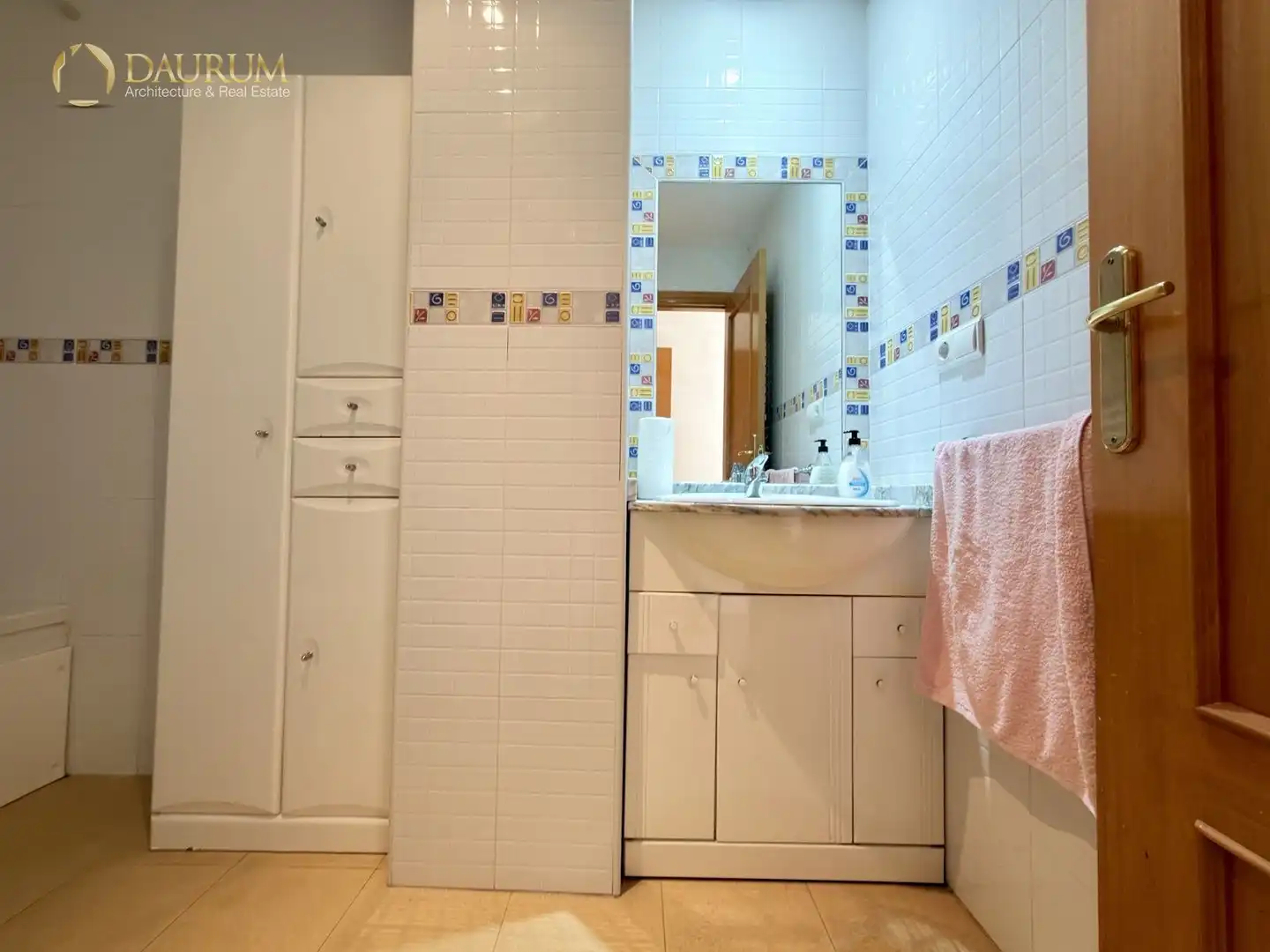 Bathroom of Flat for sale in Casc Urbà