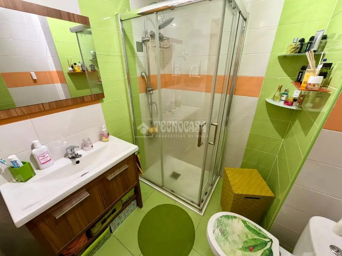 Badezimmer von Einfamilien-Reihenhaus zum Verkauf in Azuqueca de Henares mit Klimaanlage und Heizung