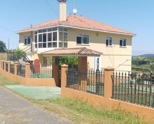 Vista exterior de Casa o xalet en venda en A Estrada  amb Jardí privat, Traster i Piscina
