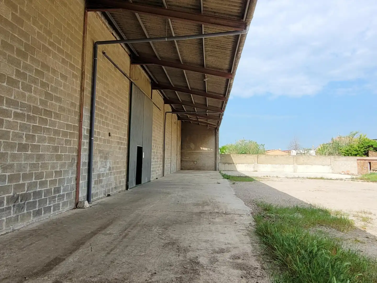 Vista exterior de Nave industrial de alquiler en Bell-lloc d'Urgell