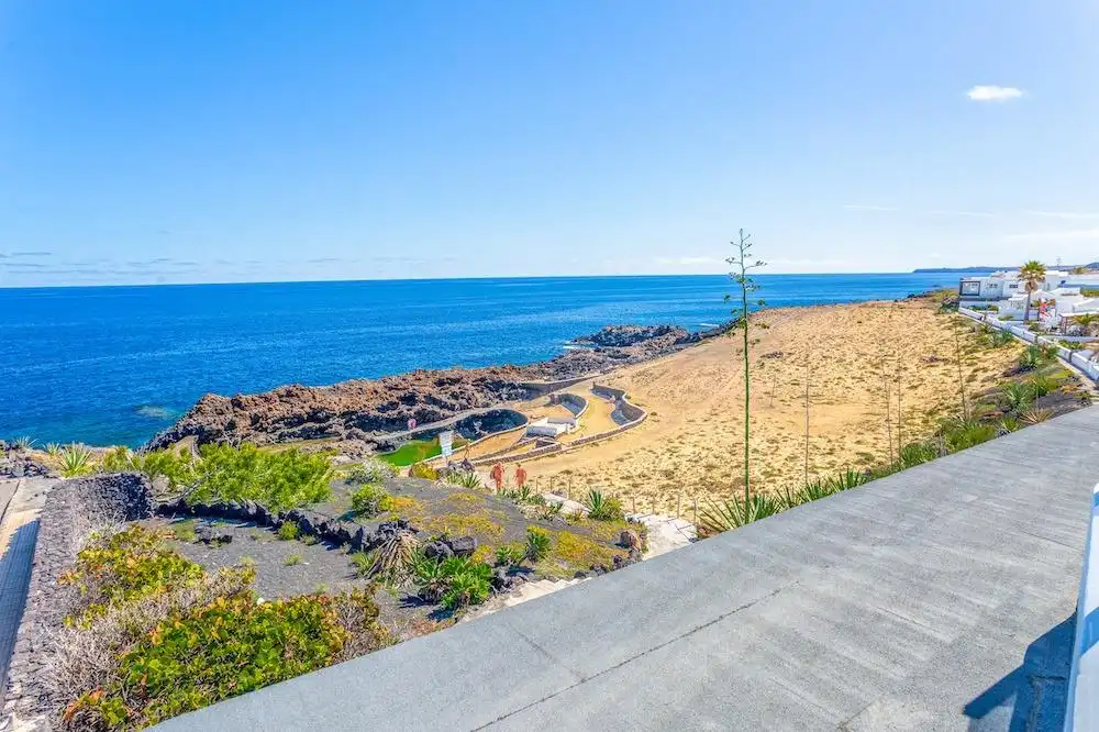 Vista exterior de Casa o xalet en venda en Haría amb Jardí privat, Terrassa i Traster
