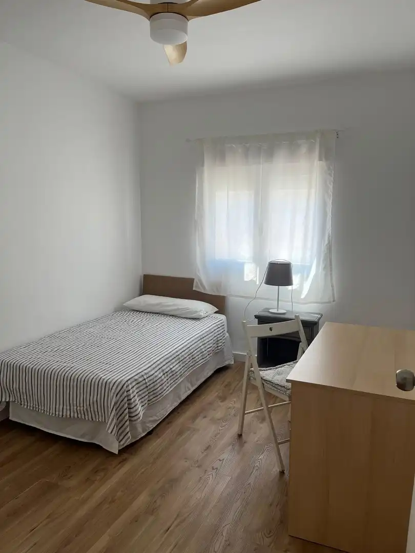 Dormitori de Pis de lloguer en Córdoba amb Parquet, Terrassa i Moblat