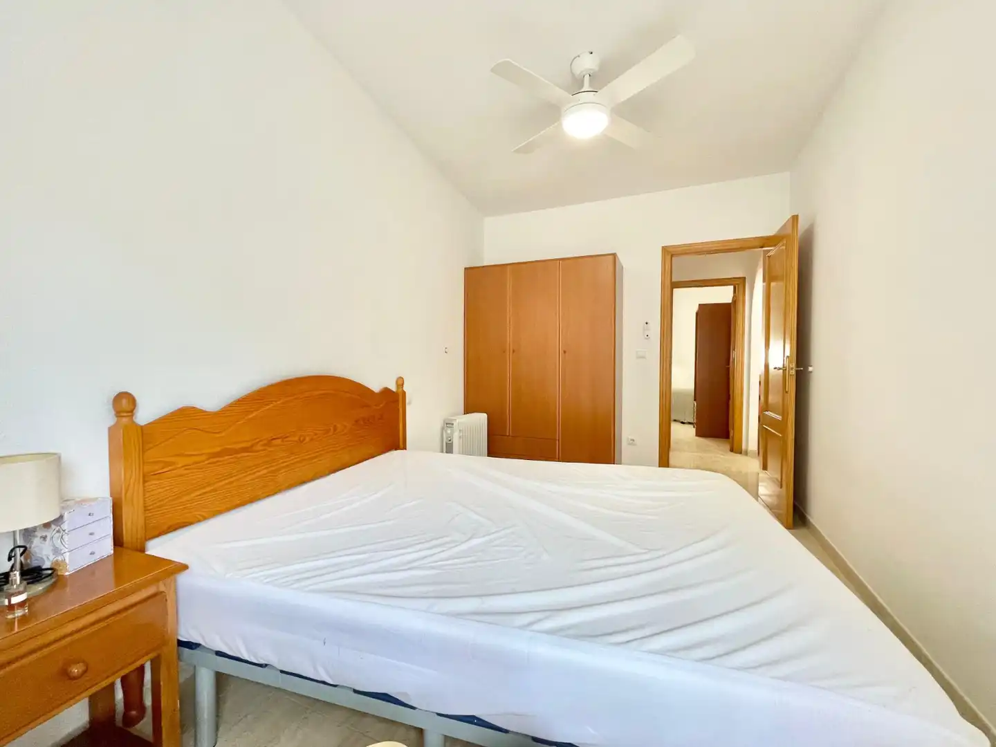 Dormitori de Apartament de lloguer en Torrevieja amb Calefacció, Terrassa i Piscina