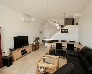 Living room of Single-family semi-detached for sale in Vélez-Málaga  with Air Conditioner, Terrace and Furnished