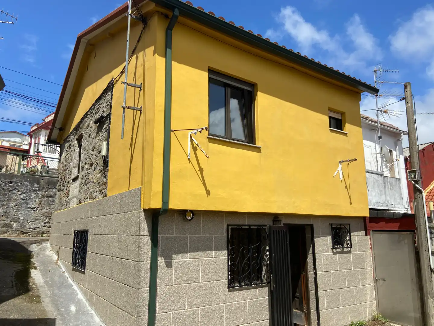 Vista exterior de Casa adosada en venta en Vigo  con Parquet