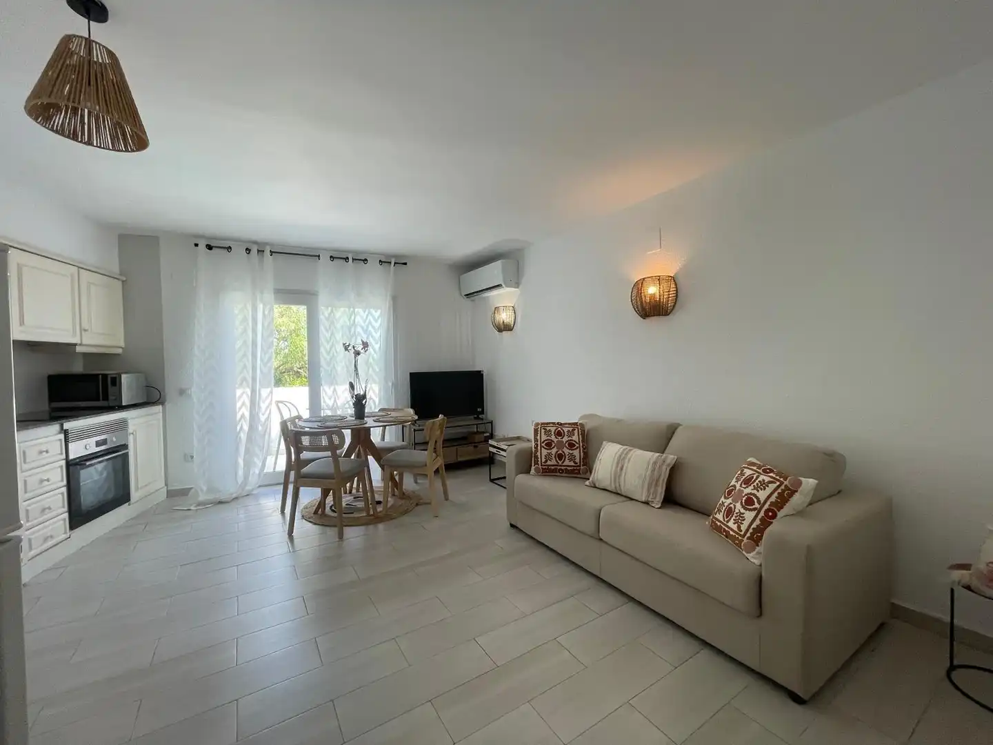 Sala de estar de Apartamento de alquiler en Dénia con Jardín privado, Terraza y Amueblado