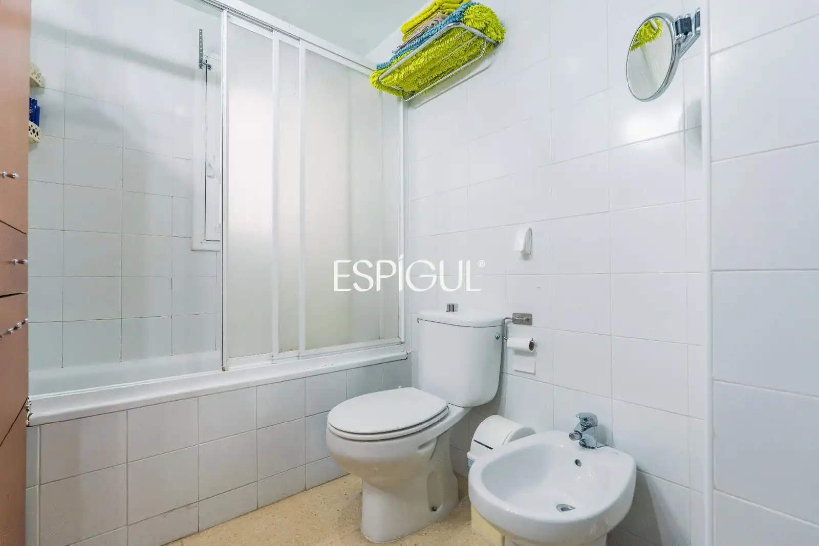 Badezimmer von Wohnung zum Verkauf in Salt mit Heizung, Möbliert und Ofen