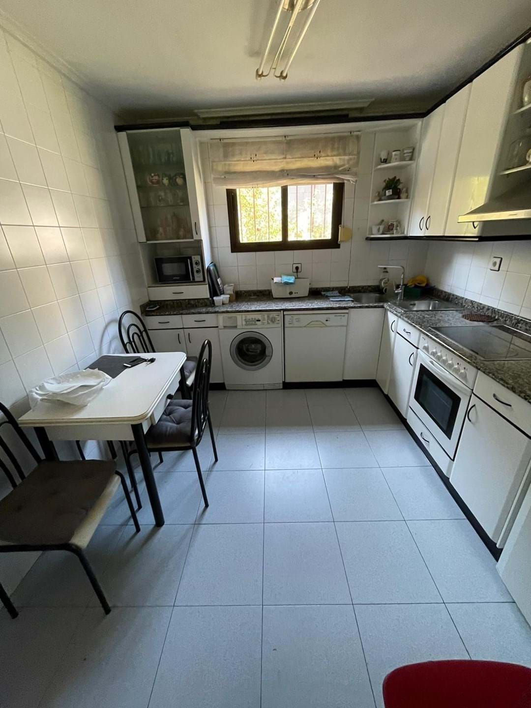 Cuina de Casa o xalet en venda en Valle de Trápaga-Trapagaran amb Calefacció, Terrassa i Moblat