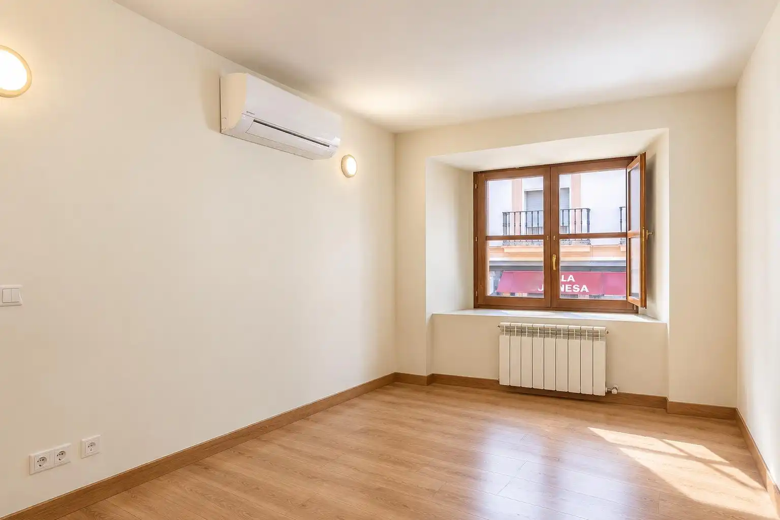 Schlafzimmer von Wohnung zum Verkauf in Sevilla mit Klimaanlage, Heizung und Möbliert
