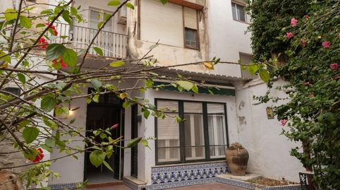 Casa Centrica del 1900, de Planta Baja, y dos pisos alto de 120 m2 por Planta, y Patio de 50 m2