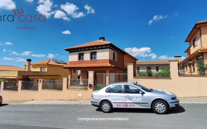 Vista exterior de Casa o xalet en venda en Torrecaballeros amb Calefacció, Jardí privat i Terrassa