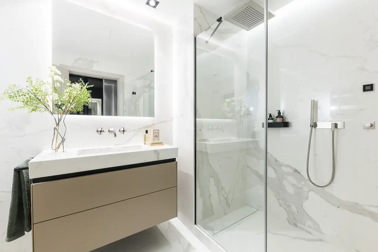 Bany de Apartament de lloguer en Barcelona amb Aire condicionat, Calefacció i Moblat