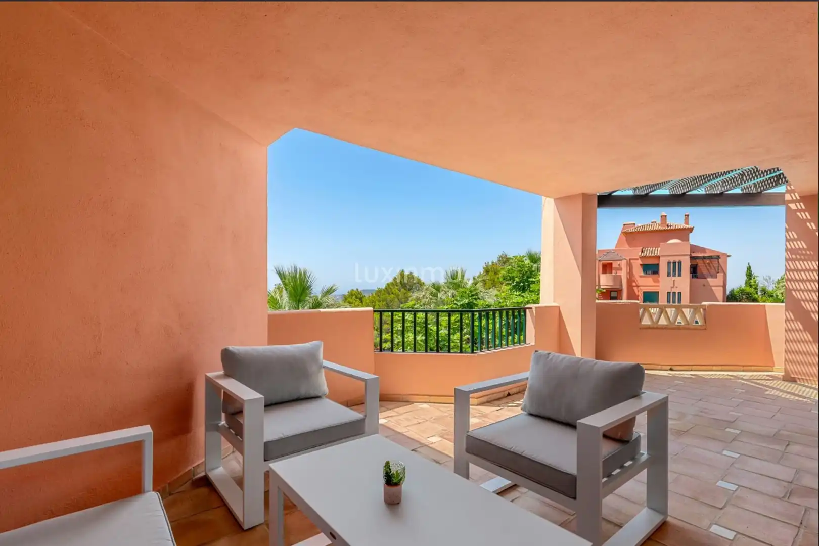 Flat with terrace for sale in Golf Bahía