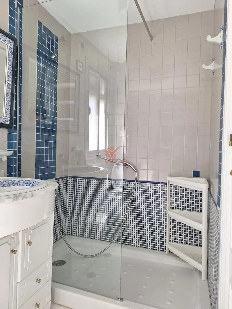 Badezimmer von Wohnung zur Miete in Cuenca mit Heizung und Möbliert