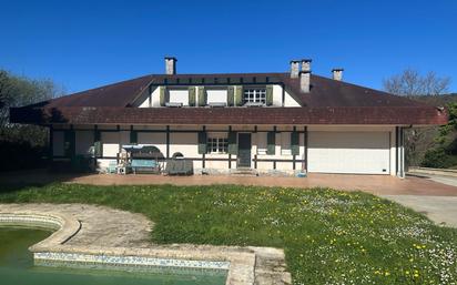 Vista exterior de Casa o xalet en venda en Meñaka amb Calefacció, Jardí privat i Terrassa